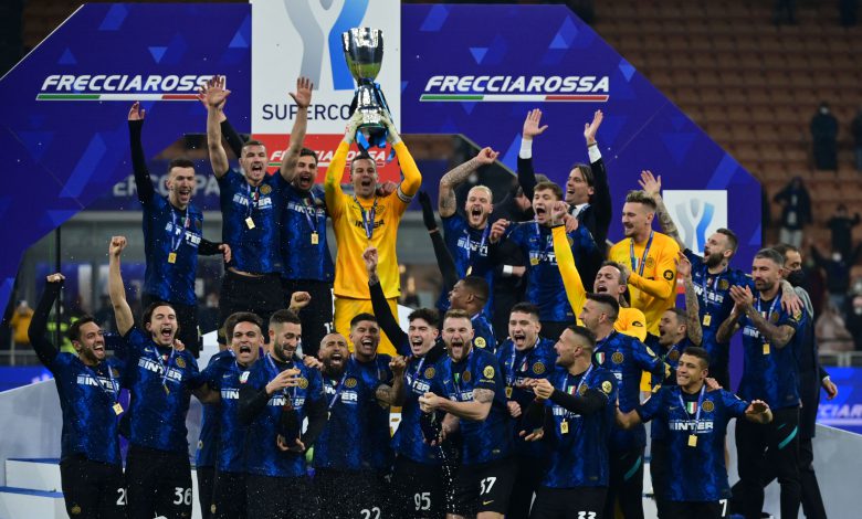 Samir Handanovic alza la Supercoppa Italiana vinta dall'Inter sulla Juventus