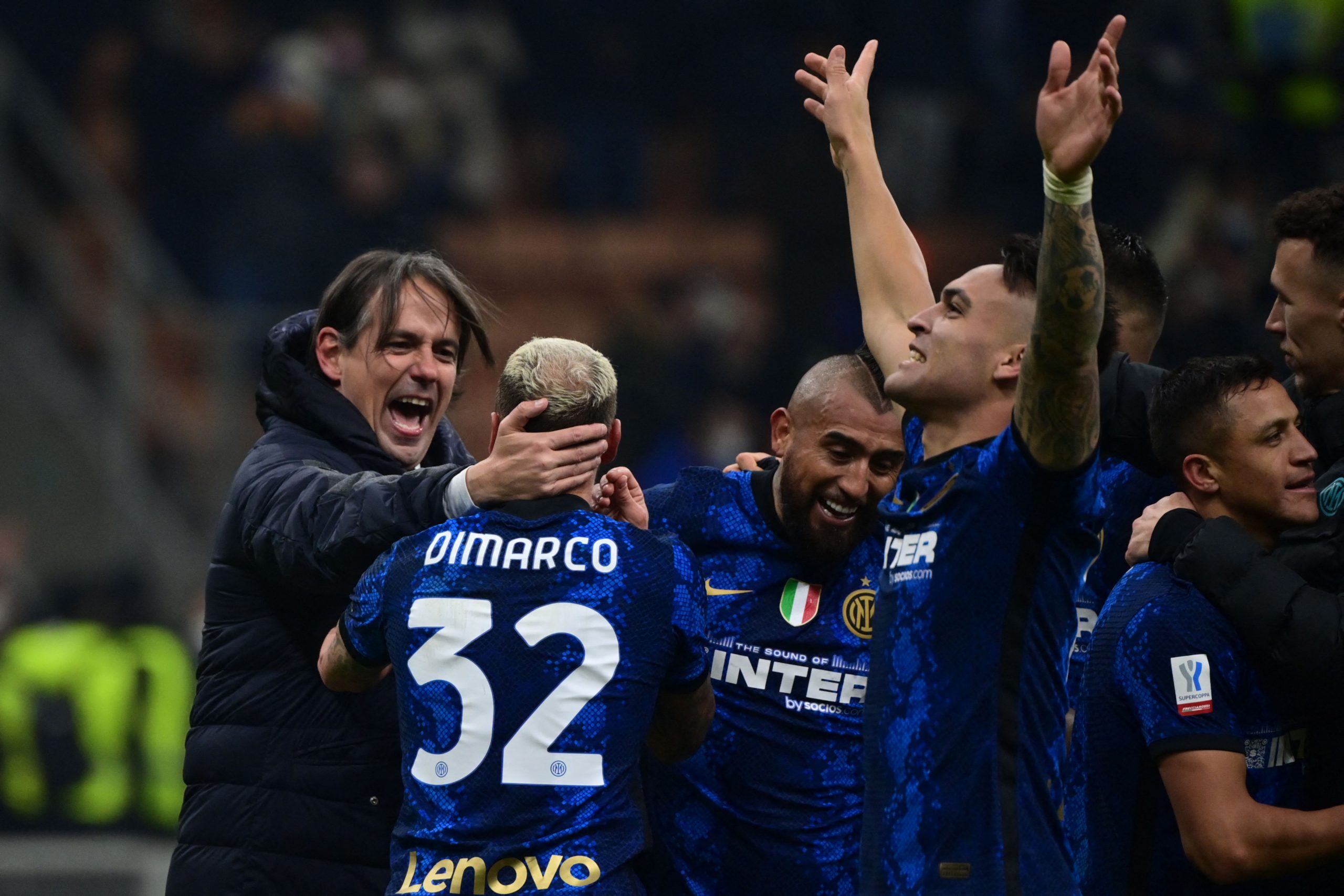 Simone Inzaghi esulta con la squadra al termine di Inter-Juventus di Supercoppa Italiana