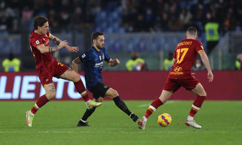 Nicolò Zaniolo e Jordan Veretout contro Hakan Calhanoglu in Roma-Inter