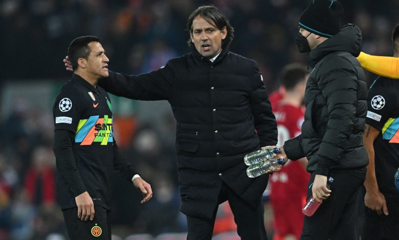 Simone Inzaghi con Alexis Sanchez in Liverpool-Inter