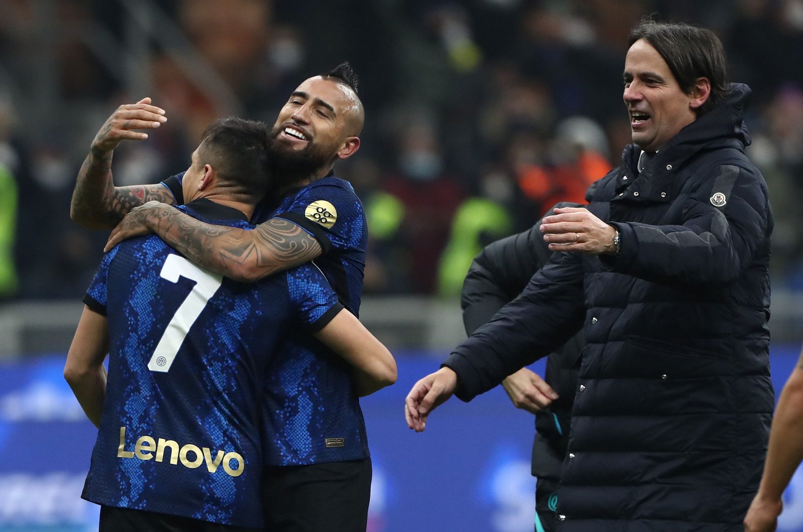 Arturo Vidal e Alexis Sanchez con Simone Inzaghi in Inter-Juventus di Supercoppa Italiana