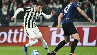 Dusan Vlahovic contro Milan Skriniar in Juventus-Inter di Serie A
