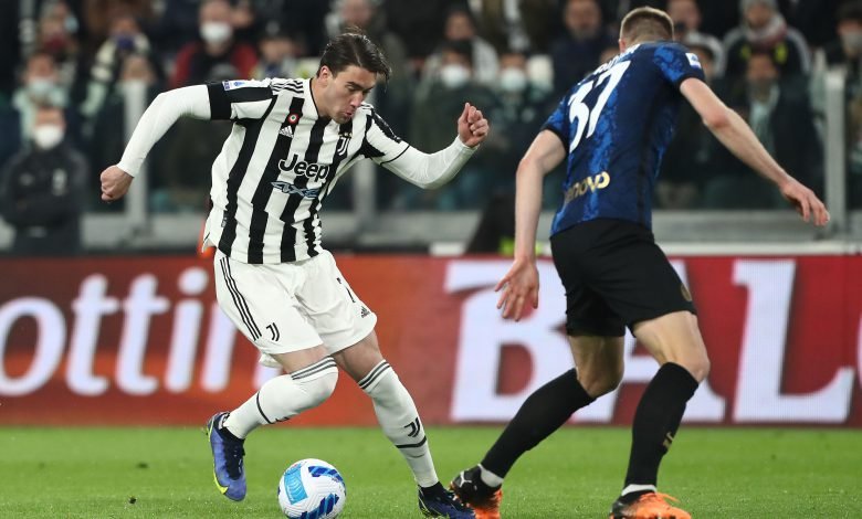 Dusan Vlahovic contro Milan Skriniar in Juventus-Inter di Serie A