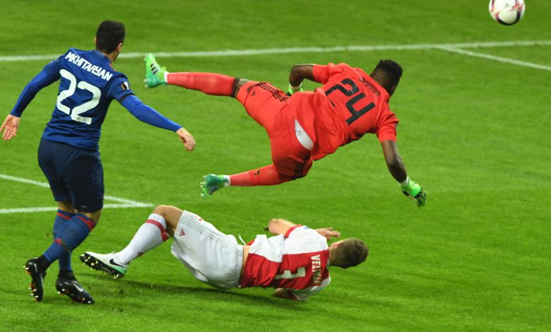 André Onana contro Henrikh Mkhitaryan in Ajax-Manchester United