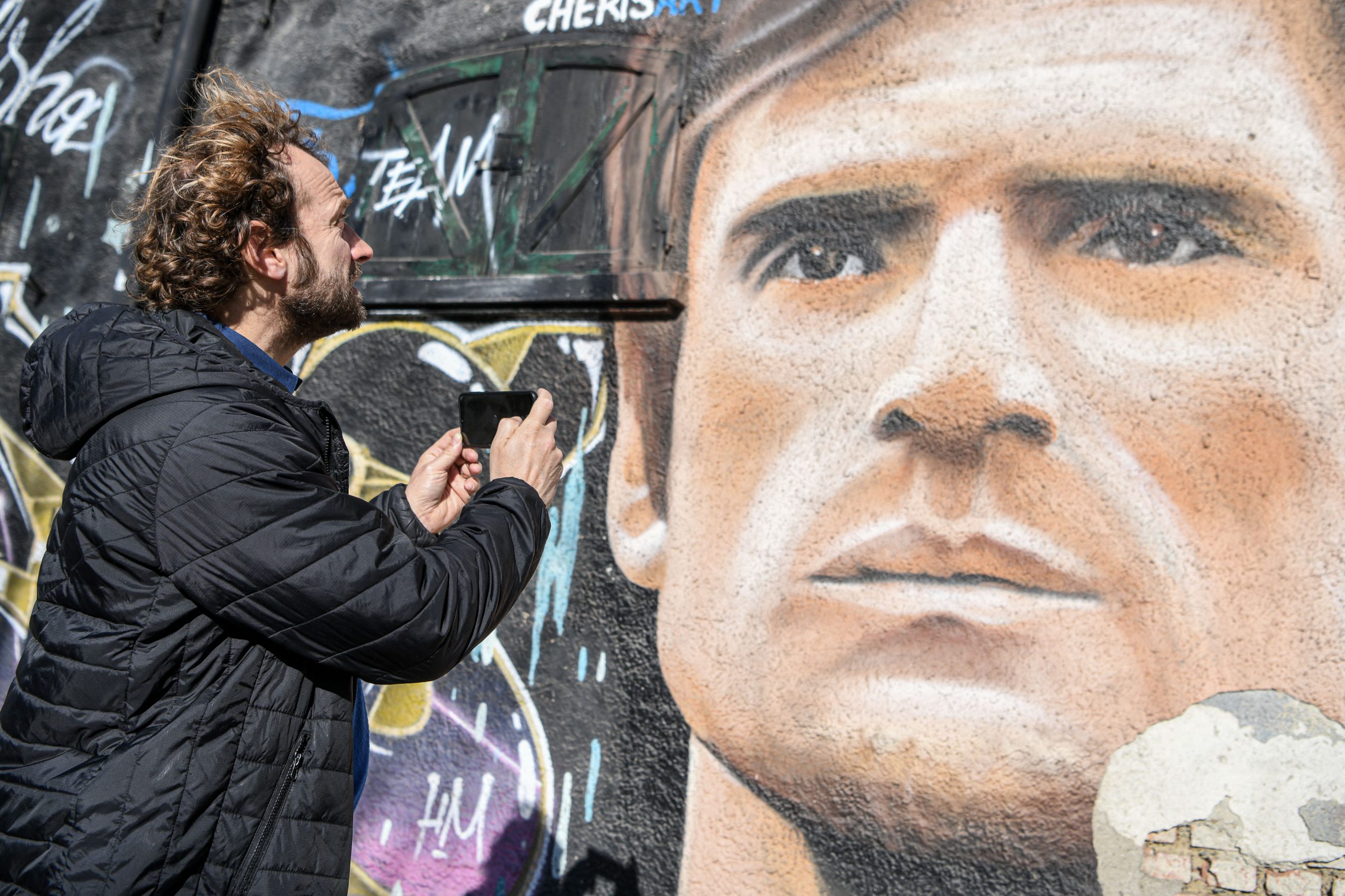 Gianfelice Facchetti fotografa il murale dedicato al padre Giacinto, leggenda dell'Inter