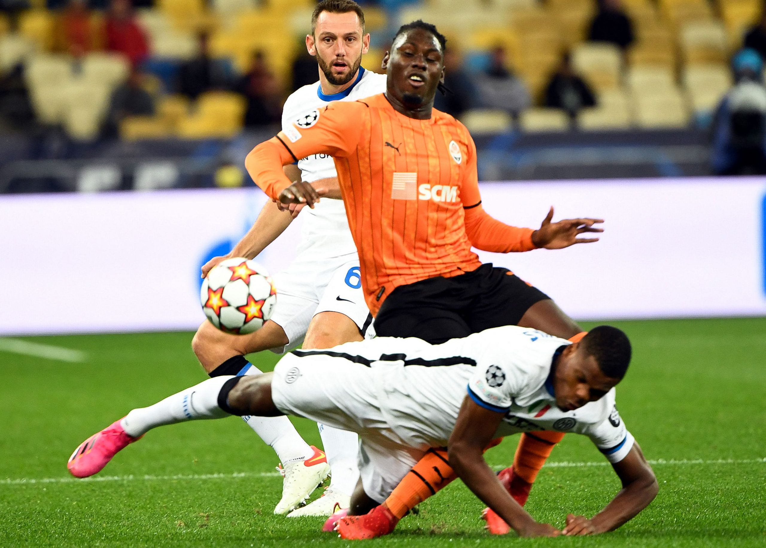 Lassina Traoré contro Denzel Dumfries in Shakhtar Donetsk-Inter