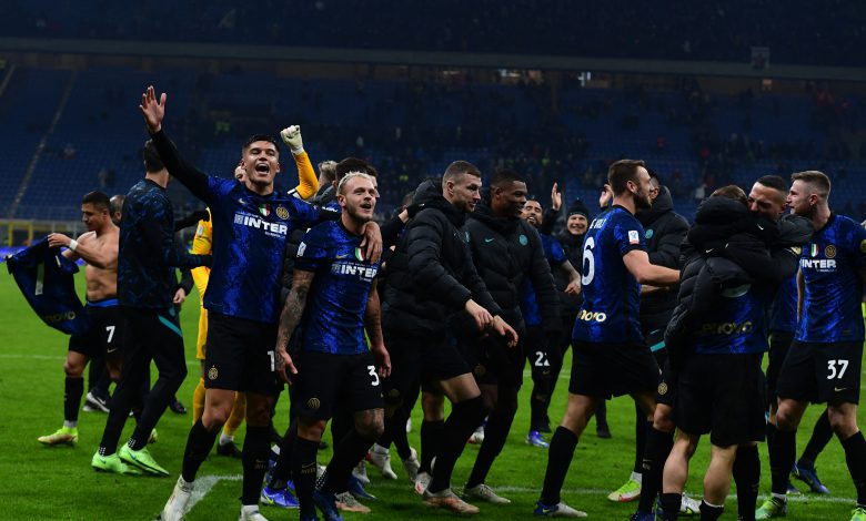 Joaquin Correa e Federico Dimarco esultano dopo Inter-Juventus di Supercoppa Italiana