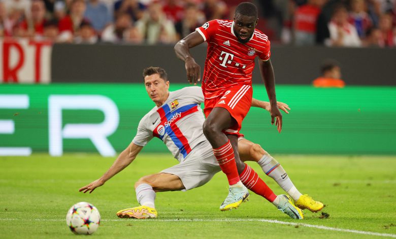 Robert Lewandowski contro Dayot Upamecano in Bayern Monaco-Barcellona
