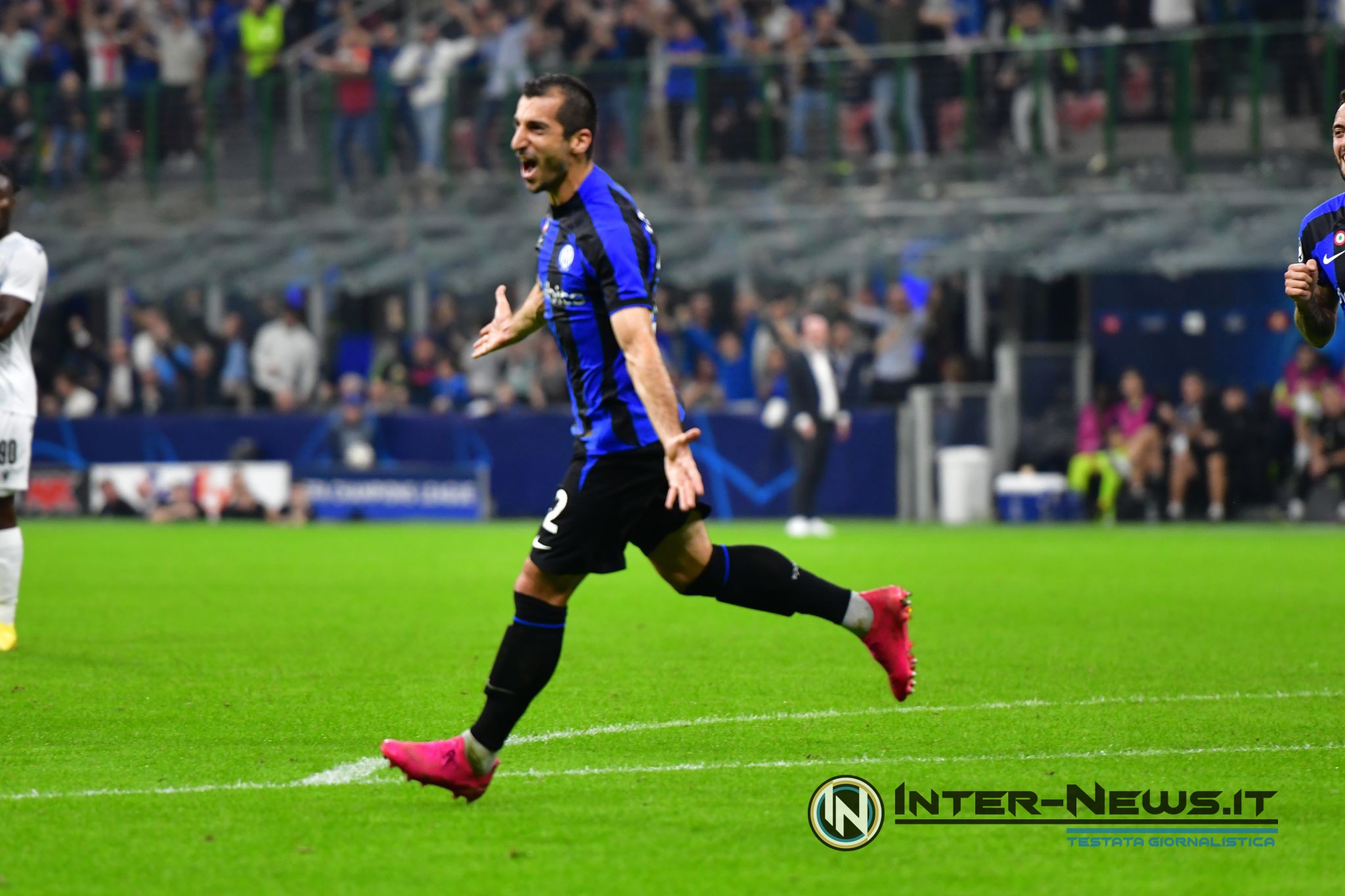 FOTO – Mkhitaryan, Inter celebra il centrocampista: «Magico!»