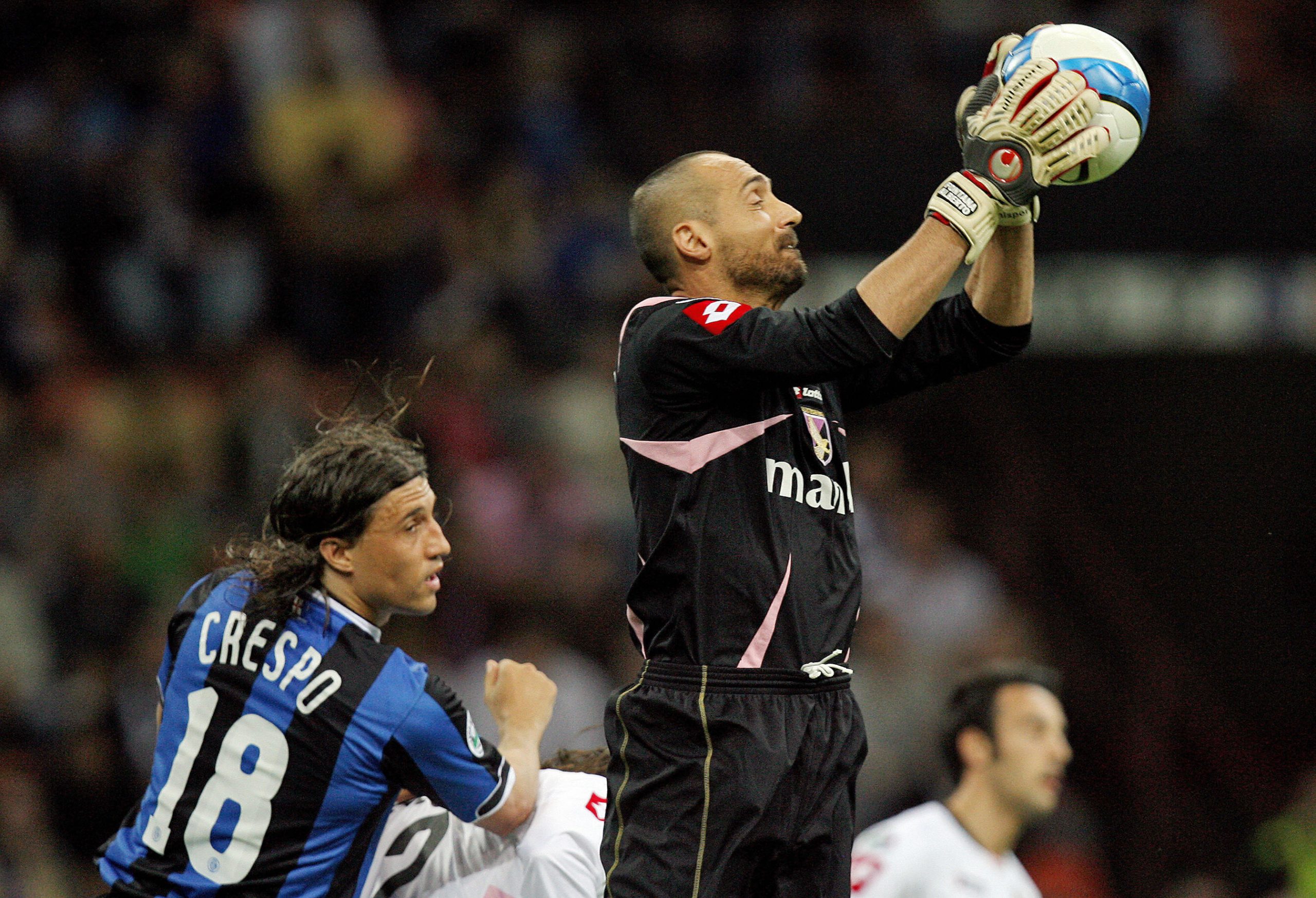 Alberto Fontana difende la porta del Palermo contro l'Inter