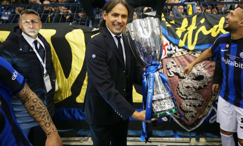 Simone Inzaghi con la Supercoppa Italiana 2022 vinta in Milan-Inter
