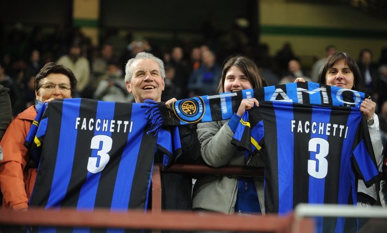 Tifosi dell'Inter a San Siro mostrano la maglia numero 3 di Giacinto Facchetti (Photo by Massimo Cebrelli/Getty Images via OneFootball)