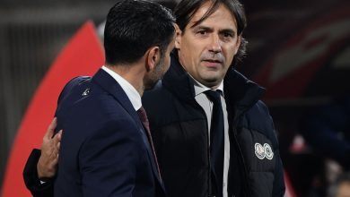 Simone Inzaghi con Raffaele Palladino in Monza-Inter di Serie A (Photo by Filippo Monteforte/AFP via Getty Images/OneFootball)