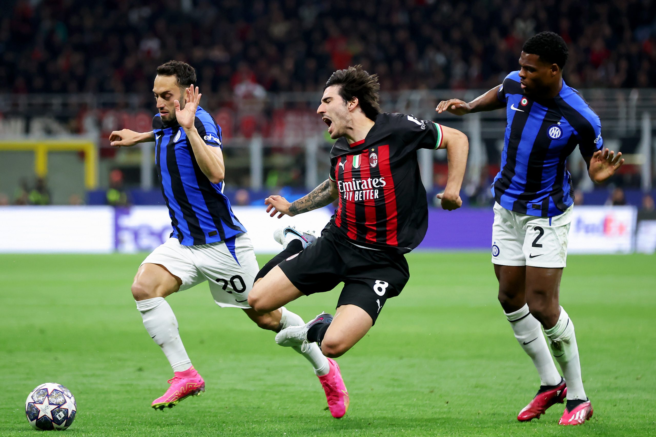 Sandro Tonali, Hakan Calhanoglu e Denzel Dumfries, Milan-Inter