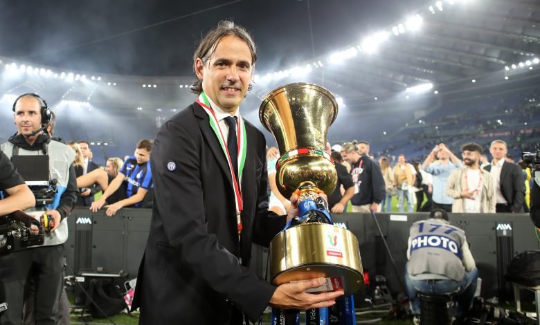 Simone Inzaghi dopo Fiorentina-Inter con la Coppa Italia vinta
