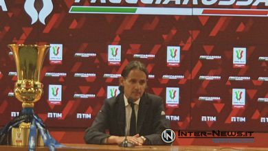 Simone Inzaghi in conferenza stampa con la Coppa Italia dopo la finale Fiorentina-Inter (Photo by Davide Conzales, copyright Inter-News.it)