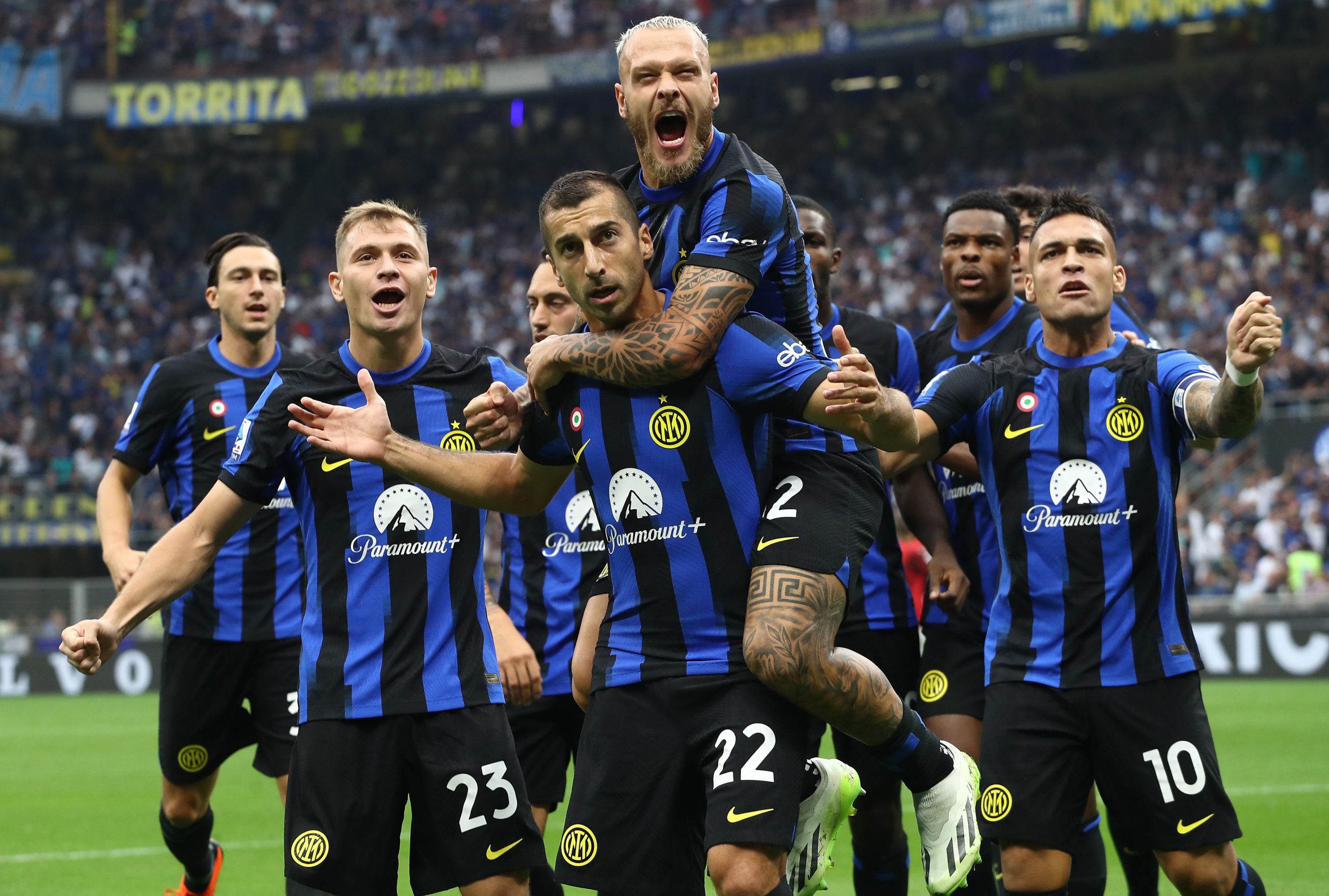 FOTO – Dumfries e Dimarco a quota 100 presenze: l’Inter li celebra!