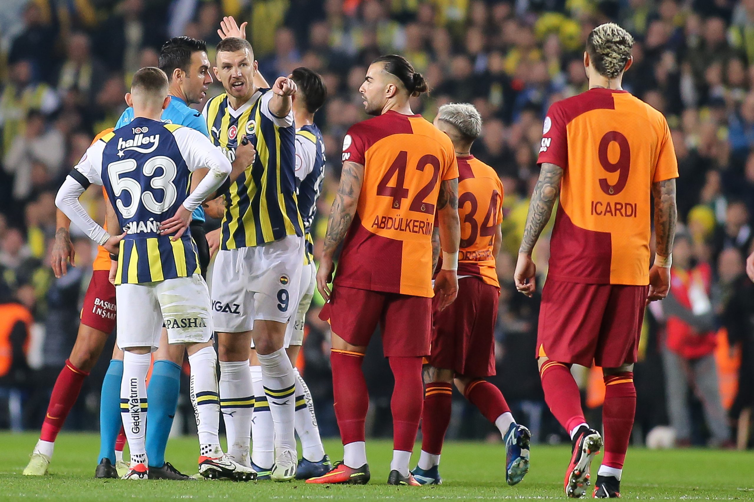 Edin Dzeko e Mauro Icardi in Fenerbahce-Galatasaray