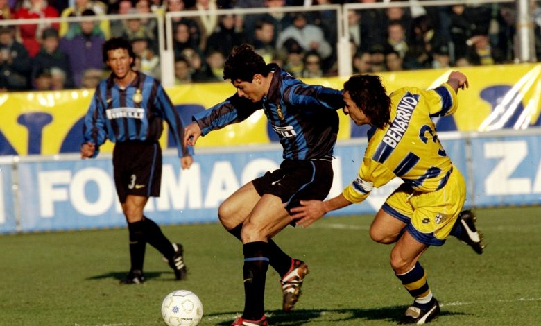 Antonio Benarrivo contro Javier Zanetti in Parma-Inter (Photo Allsport UK/Getty Images via OneFootball)