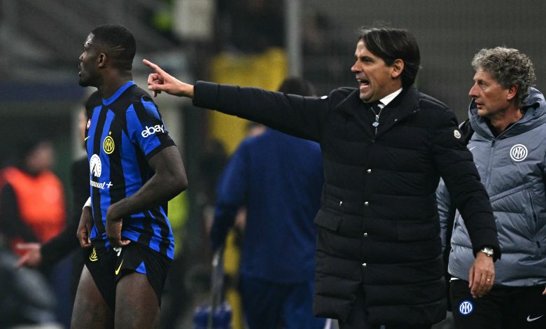 Marcus Thuram con Simone Inzaghi in Inter-Atletico Madrid di Champions League (Photo by Gabriel Bouys/AFP via Getty Images/OneFootball)