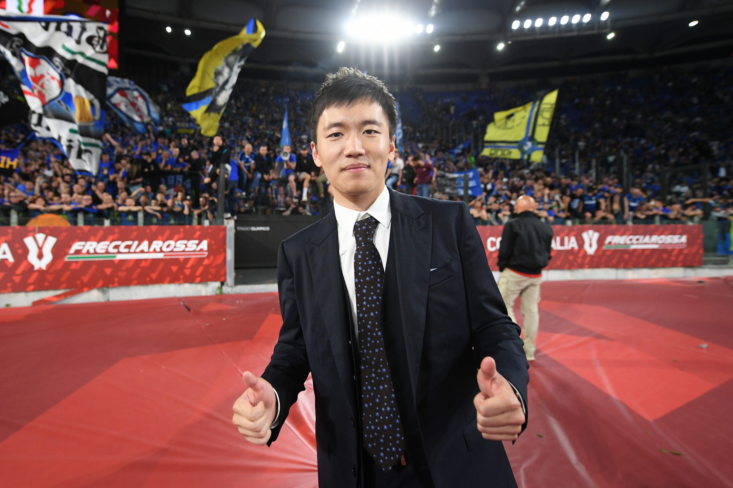 FOTO – Zhang sta con Calhanoglu per lo scudetto in Milan Inter: il ricordo