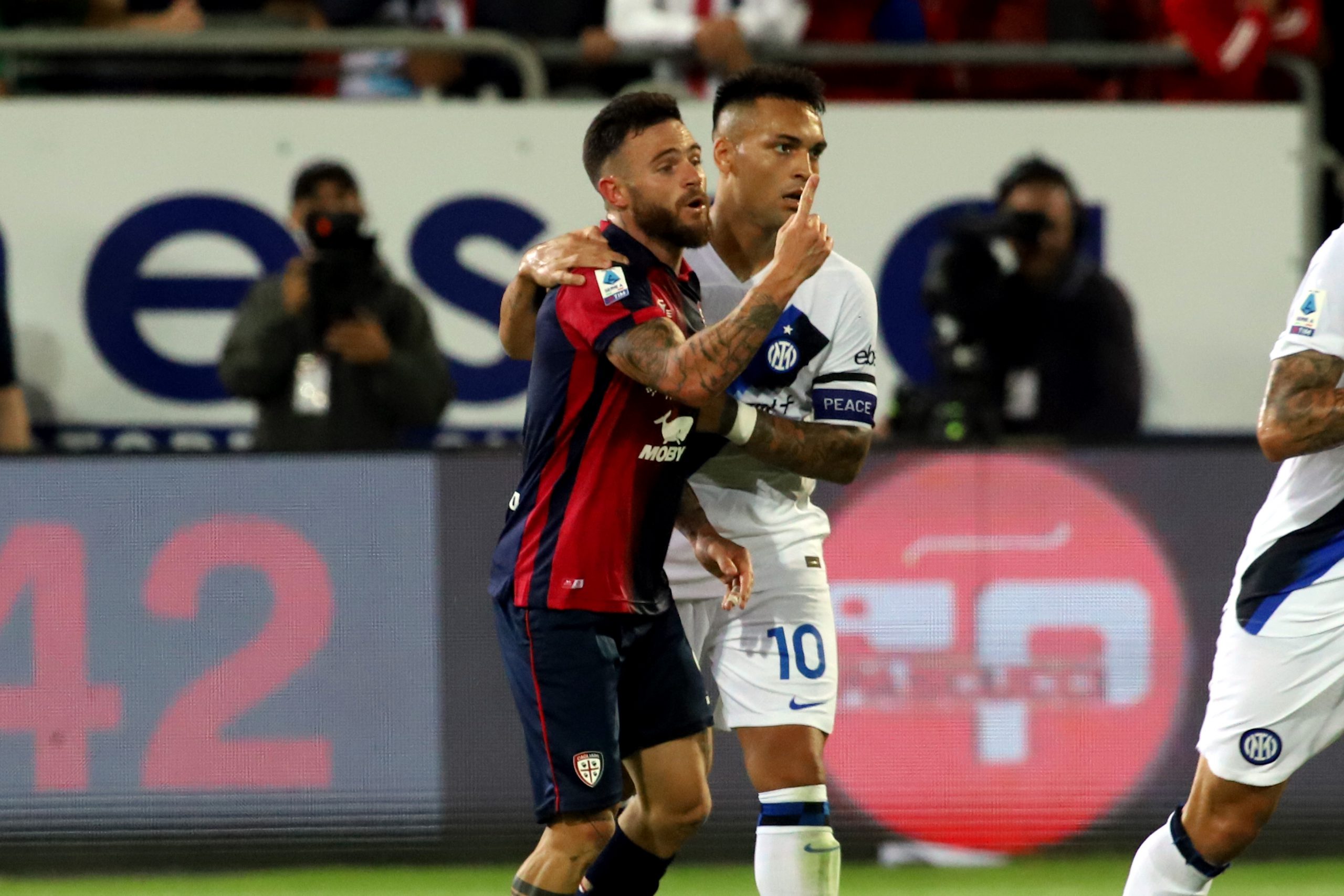 Nahitan Nandez con Lautaro Martinez in Cagliari-Inter di Serie A (Photo by Enrico Locci/Getty Images via OneFootball)