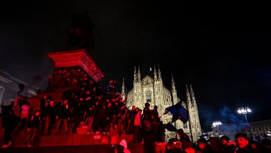 Inter, tifosi festeggiano lo scudetto in Piazza Duomo