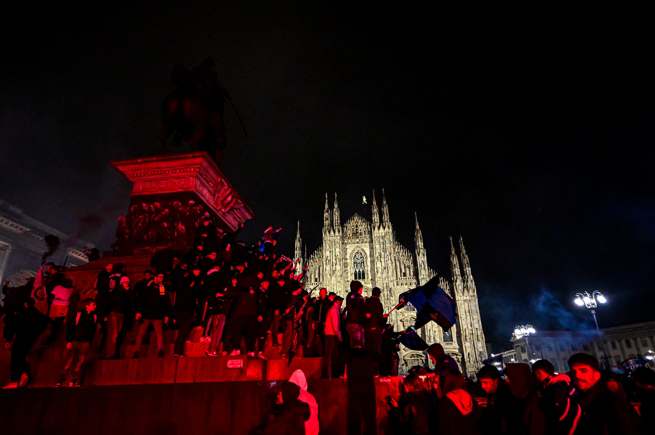 Inter, tifosi festeggiano lo scudetto in Piazza Duomo