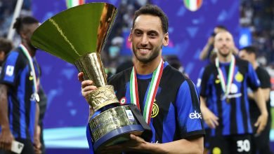 Hakan Calhanoglu, Inter, col trofeo dello Scudetto