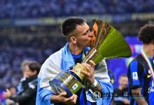 Lautaro Martinez Inter bacio trofeo